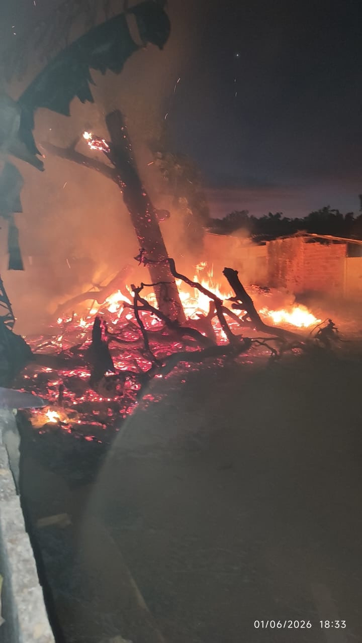 Bombeiros controlam incêndio em lote no Bairro Carrilho em Goianésia