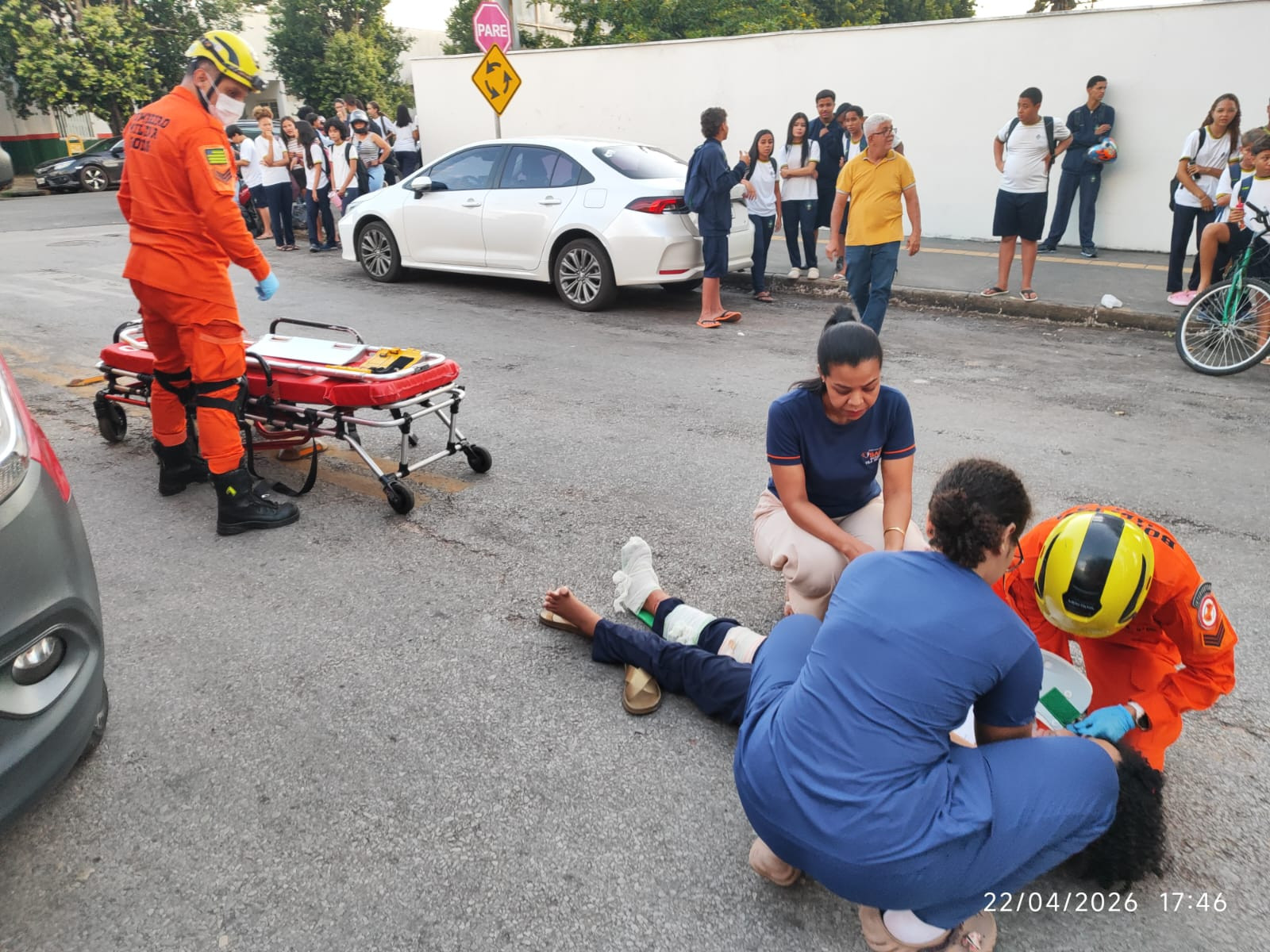 Criança de 11 anos é atropelada perto de escola no Centro de Goianésia e socorrida pelo Corpo de Bombeiros