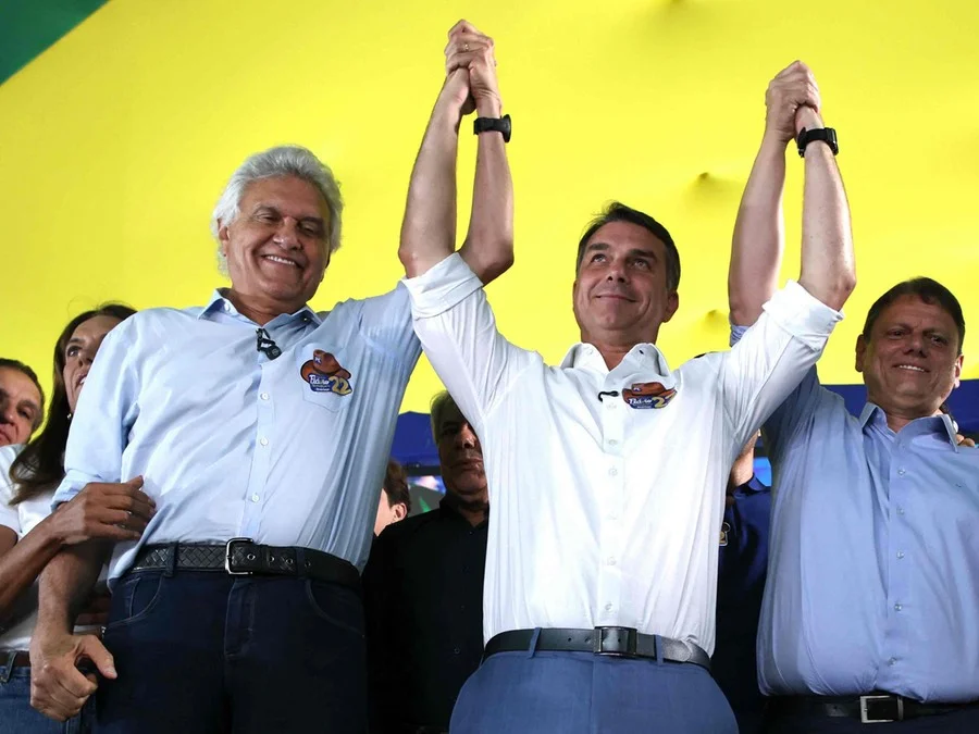 De “ladrão” e “cúmplice” a aliado: Caiado muda o tom e declara apoio a Flávio Bolsonaro